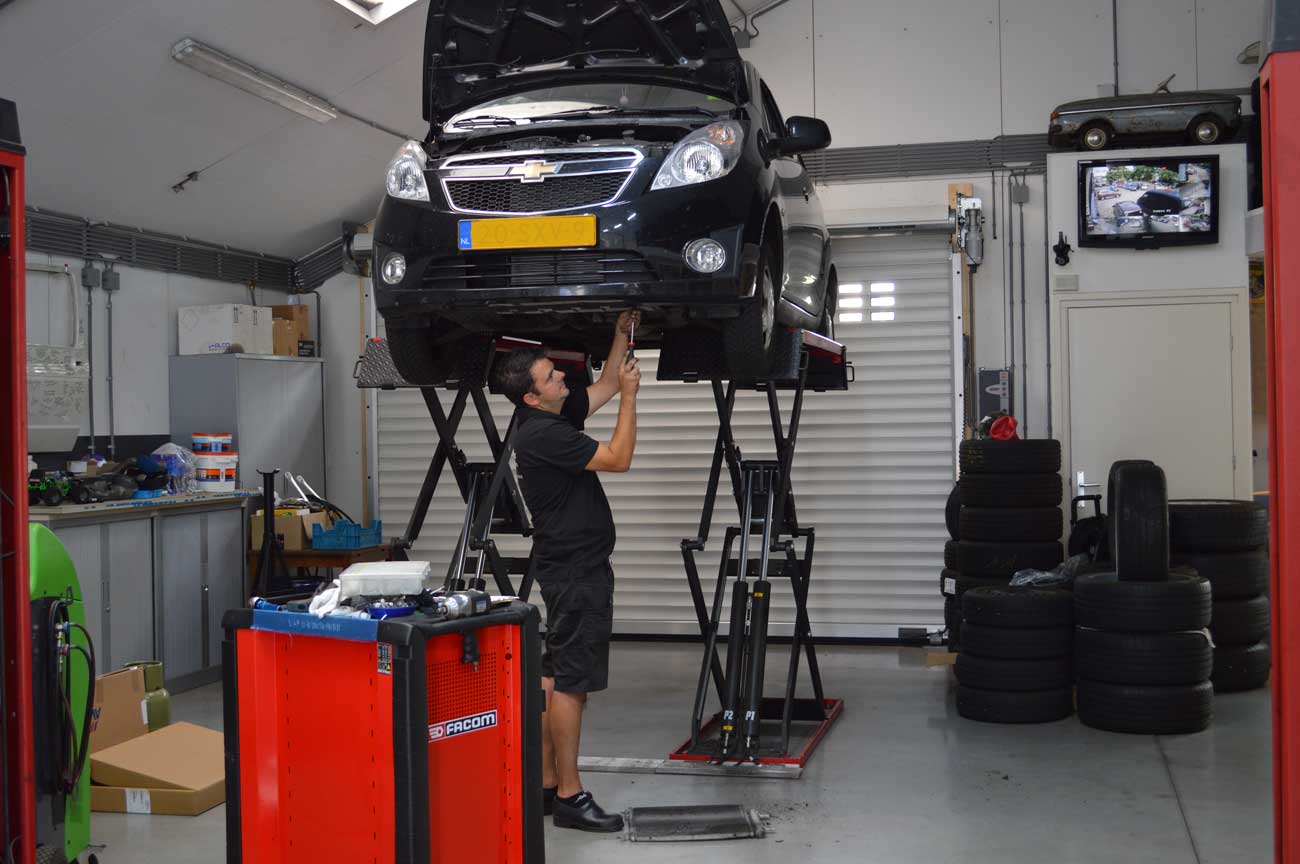 Monteur aan het werk in de garage